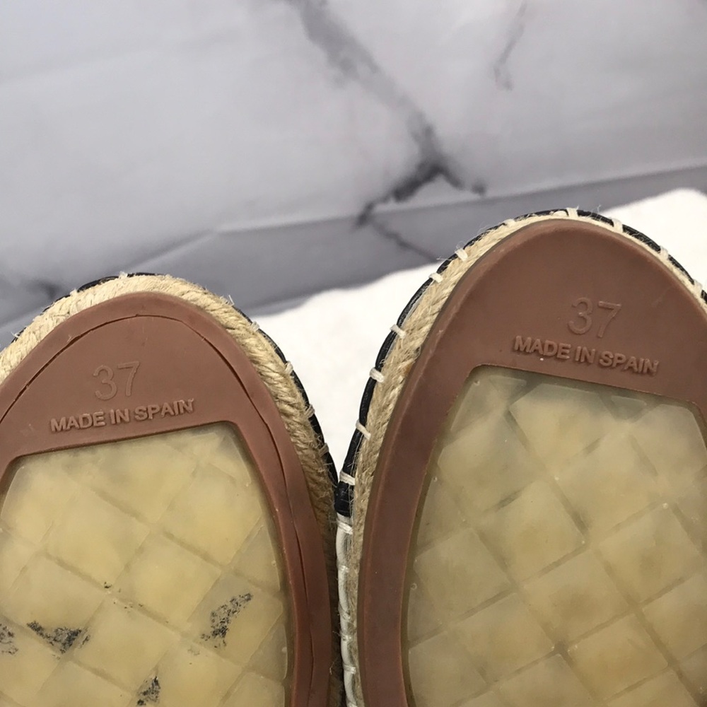 XSOLDX🦋CHANEL🦋 creme & black leather espadrilles - Picture 5 of 8